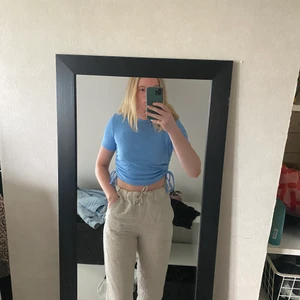 Blå topp från Zara - Rensar garderoben! Säljer en snygg blå topp från zara med detaljer på sida. Är strl L men funkar bra på mig som vanligtvis är strl M. 