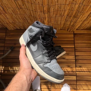Jordan 1 mid ’dark grey’  - Jordan 1 mid ’dark grey’  Storlek Us 9 Eu 42.5 Skick 6-7/10  Ingen box  Inte en Jordan 1 mid du ser varje dag