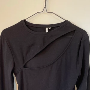 Nelly topp i storlek M - Säljer denna fina tröjan från Nelly. Köpte denna för ett tag sedan men den har tyvärr inte kommit till användning.💕💕