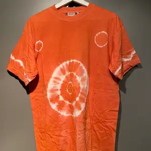 Tie Die orange t-shirt. Bra skick!