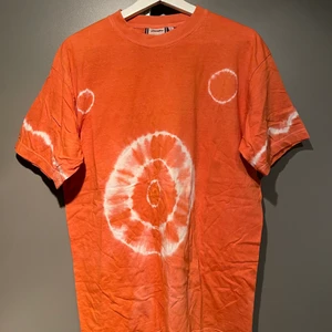 Orange Tie Dye t-shirt - Tie Die orange t-shirt. Bra skick!