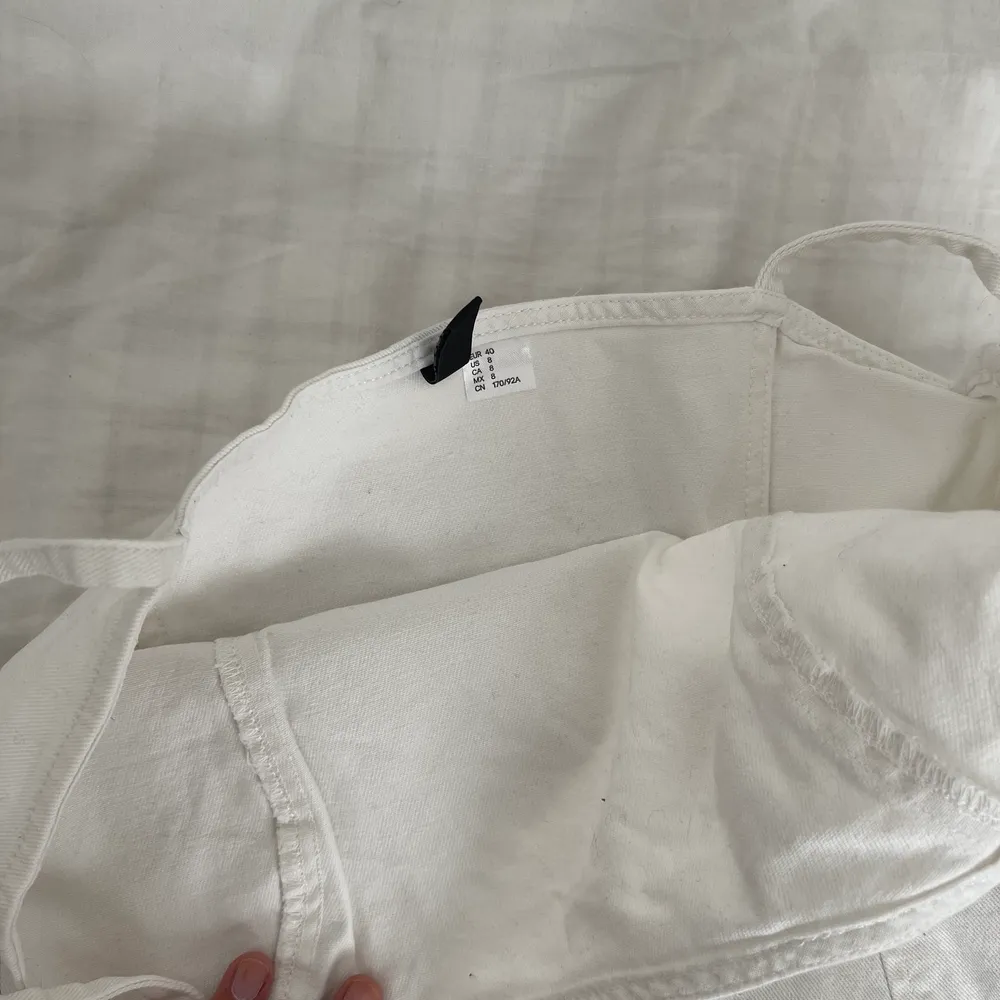 Vit jeansklänning från H&M med en kort slits och dragkedja på sidan. Använd en gång. Storlek S. Köparen står för frakt . Klänningar.