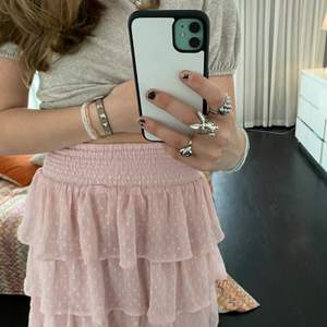 Säljer denna rosa sommar kjol som är använd en sommar 2020! Ganska stor storlek! Dem är i 170 i barn storlek men är för stor för mig som är ca 1,73 lång
