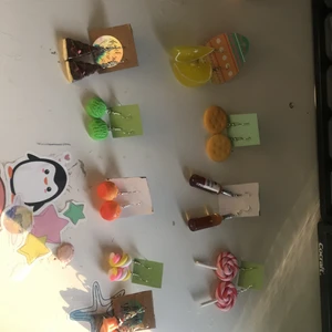 Jag säljer dessa örhängen för bara 20kr  - Örhängen som är billiga finns i både stora och små det finns massa olika färger och former