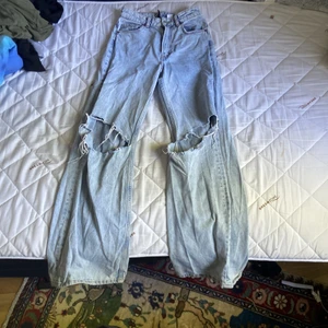 Ljus blåa jeans - Det är ett par ljus blåa jeans som är tajtare i midjan men blir större och större, jag köpte dom på HM lite för små redan då men använde dom fortfarande, hade dom ungefär hela sommaren 2021 men låg bara i garderoben i vintras och sne märkte jag att dom var alldeles för små