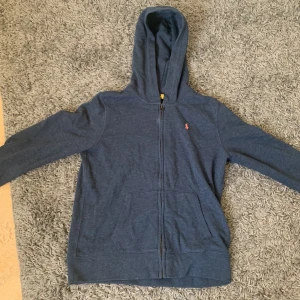 Ralph Lauren munkjacka - Säljer nu min fina blåa Ralph Lauren munkjacka då den inte längre kommer till användning. Den är i bra skick, men det finns en liten tandkrämsfläck nära dragkedjan, men den synns inte speciellt tydligt. Köpt från Kidsbrandstore för något år sedan för 900 kronor om jag inte minns fel. Skulle säga att den passar någon som är 1,60-175. Jag själv är 1,67 och den passar mig väldigt bra.Vid frågor, intresse eller för mer bilder kontakta mig.❤️ Sista bilden är lånad <3