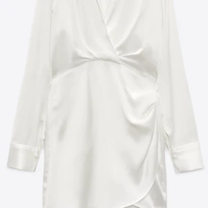 Zara kort klänning i satin - En av Zaras snyggaste och populäraste klänningar! Perfekt till sommaren och studenten. Kan mötas upp i Stockholm ✨✨✨