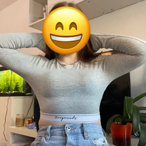 Långärmad kort tröja - En grå långärmad ganska kort och tajt tröja