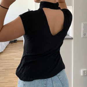 Topp - Svart topp med öppen rygg i fint skick ❤️‍🔥 Lappen är tyvärr bortklippt och minns inte var den är ifrån. Strl S 💌 Fraktas spårbart för 39 kr!