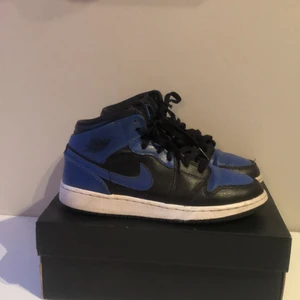Jordan 1 mid hyper royal  - Jordan 1 i bra skick lite slitna på sulan men syns ej när man använder👍👍🙌