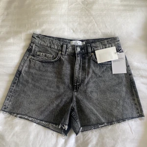 Grå/svarta jeans shorts - Så snygga grå/svarta jeans shorts från & Other Stories. Dem är helt nya med lappar på. Köptes för 590kr.