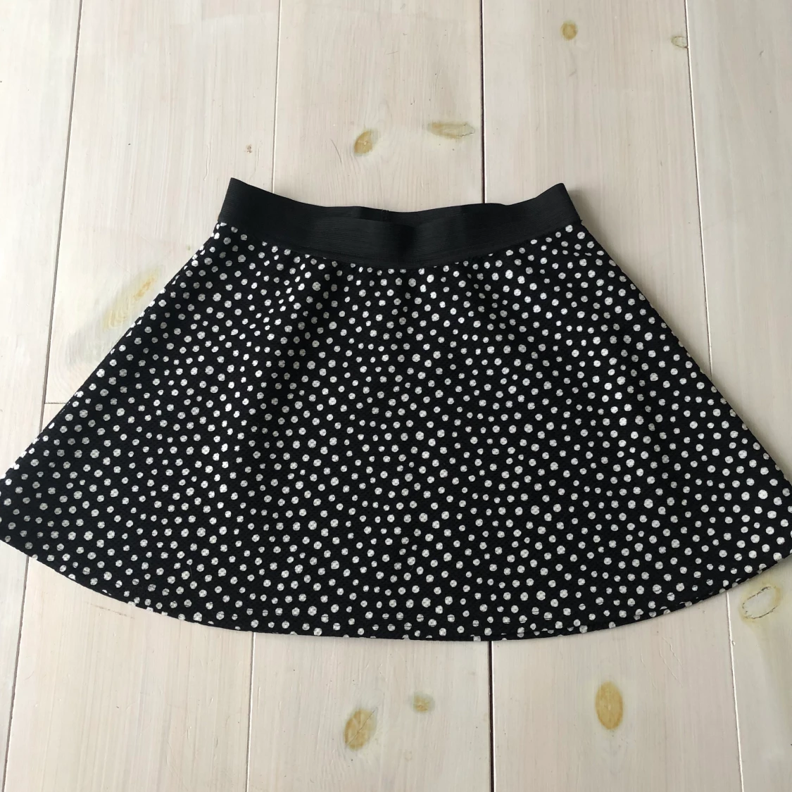 Söt prickig barnkjol