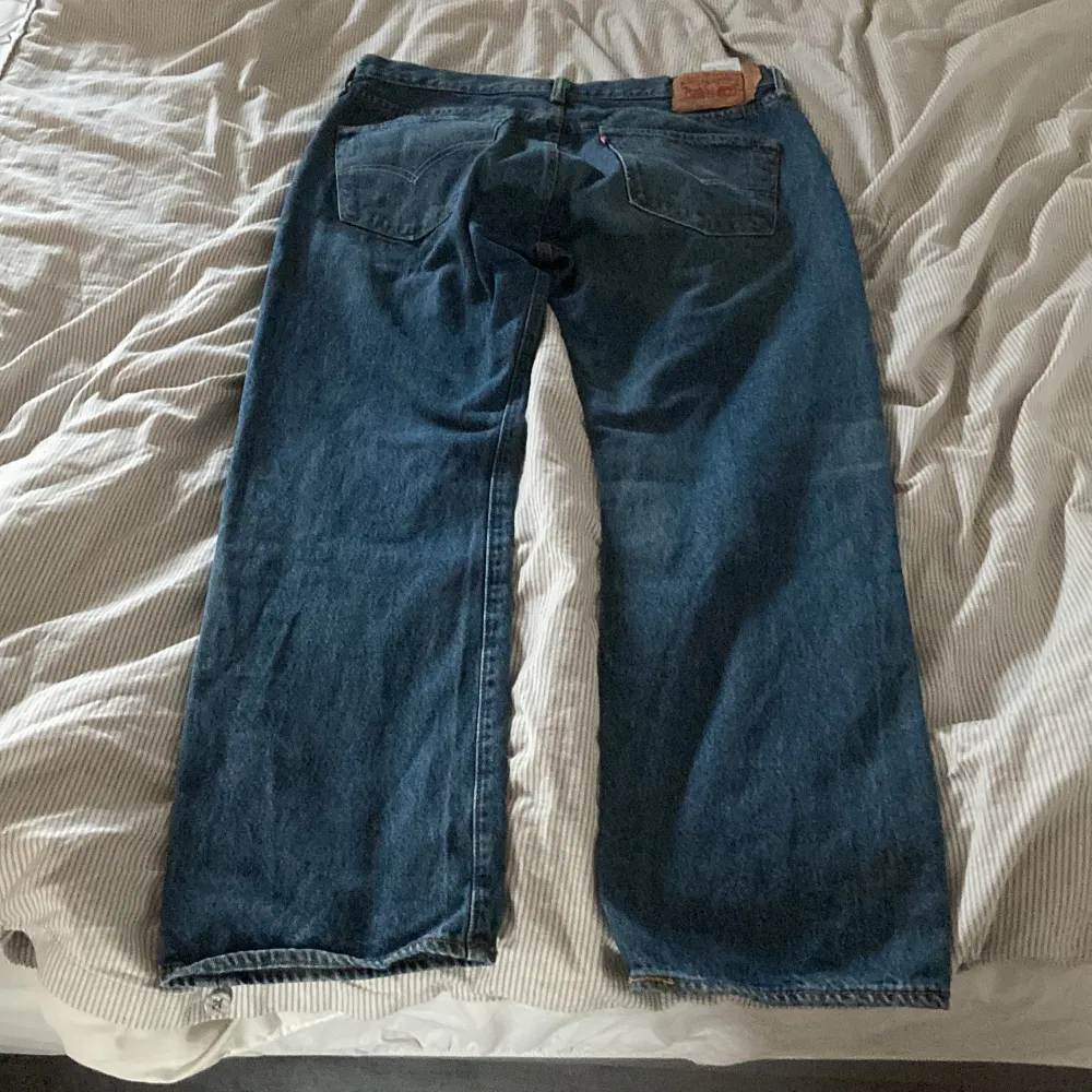 Snygga levis 501 knappt använda 10/10 skick inget dåligt med byxorna alls själv tycker jag att dom är svin fina men kom dm om ni vill veta mer. (Säljer billigt original pris 1000) men nu pris 515. Jeans & Byxor.