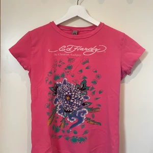 Ed Hardy T-shirt - Ed Hardy T-shirt i väldigt bra skick. Älskar den rosa färgen men använder för sällan💘 Står Xxl men är definitivt mer av en Large/Medium. Passar såklart S/xs beroende på hur man vill att den ska sitta.💗