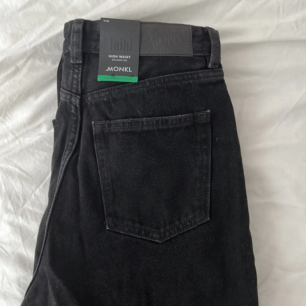 Ett par jeans från Monki i modellen taiki i svart! Aldrig använda med lappen kvar! Storlek 25 & är lite små för mig som är en S/M 🤎. Jeans & Byxor.