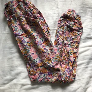 Färgglada byxor  - Färgglada, tunna, sköna sommar byxor 