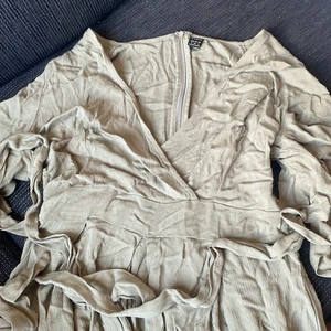 Jumpsuit SHEIN - Jumpsuit från SHEIN, aldrig använd.  Lite grönare än bilden visar. 