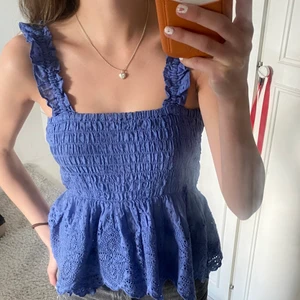 Jättefint blått linne - Så sött linne från Mango. Slutsålt och aldrig använt det. Verkligen supergulligt och skönt! Strl xs. färgen är blå/lila.💕