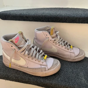 Nike Blazer - Lila Nike blazer skor i storlek 37.5. Inte använda så många gånger, tvättas självklart innan de skickas