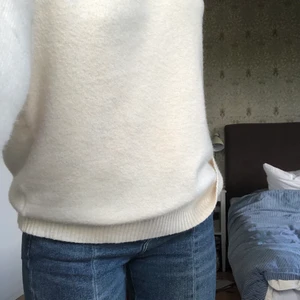 Zara Jeans - Väldigt sköna, jättefina midwaist bootcutjeans från Zara med slits och en söm som detalj. Köpta typ ett år sen men i jättebra skick! Är ca 163 och de är lite långa för mig. Skriv för fler bilder!💗