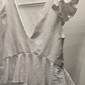 Vit topp - Säljer denna super fina volang topp! Perfekt för sommaren. Har en i svart och en i vit storlek xxs❤️ köparen står för frakt. Sälja inte längre och har använt typ 2 gånger