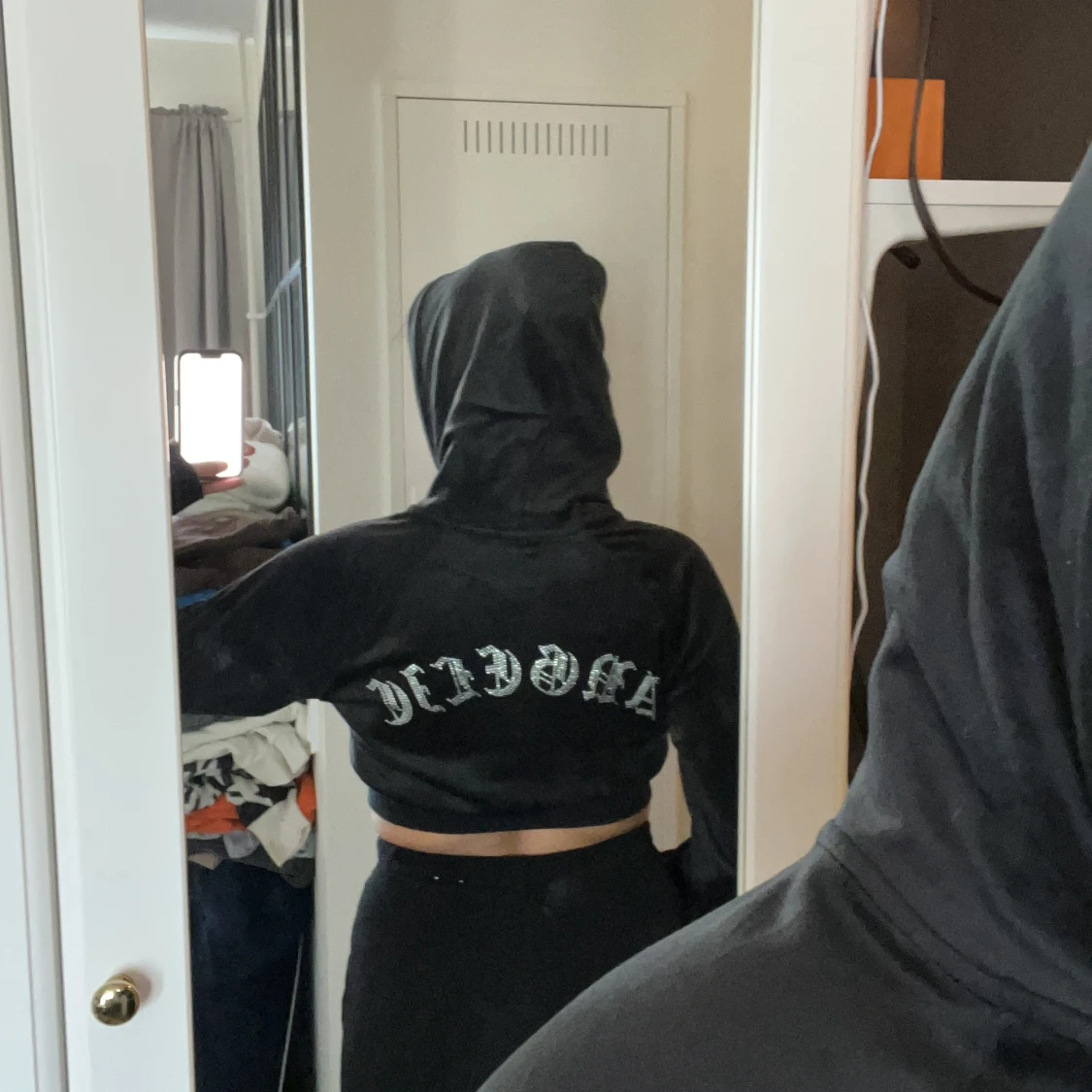 Kroppad Hoddie med ”diamant text” - 90