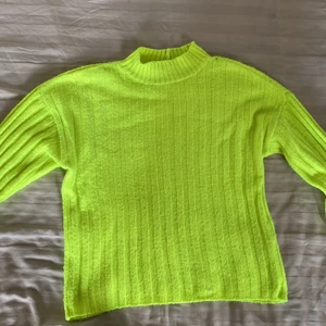 Snygg neon gul tröja  - En super skön neon gul tröja och drar andras blickar åt ditt håll 