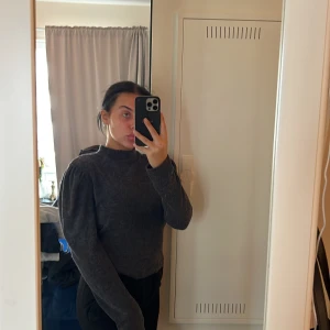 Tunnare stickad tröja  - Köpt på Pull’n bear, Använd 1 gång. ”Puff ärmar”, är i storlek XL, dock oerhört liten i storleken har normalt S och passar bra. 