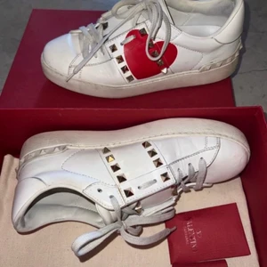 Valentino Garavani sneakers - Valentino Garavani Sneakers, limited Edition Valentino Garavani ”LOVERS” sneakers i storlek 37,5. Kommer med dustbag, box, extra nitar. Fint skick Nypris: 9000:-Köpta i NY.