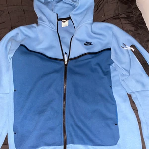 Nike tech fleece dress - Hej säljer min nike tech dress som jag tröttnat på och känner att blå inte riktigt är min färg. Den är i jätte fint skick och passar dig som har storlek M. Först till kvarn tar emot byten. Fraktar även för de som vill