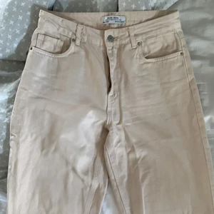 Beige jeans - Beige jeans med raka ben, storlek 36. Vet tyvärr inte vad dem är köpta. Mycket bra skick