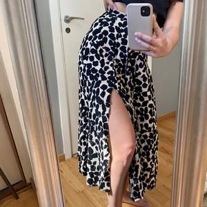 Fin kjol från HM som är köpt förra sommarenmen i fel storlek. Säljer då den är förliten. Tar swish och fraktar endast. 