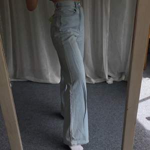 Säljer dessa ljusblåa jeans ljusblåa Jeans, från Levi’s. Storlek W26 L31, high loose fit. Säljer för 300kr, köparen står för frakten. Buda🧸🌸💖