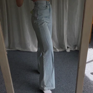 Ljusblåa Jeans - Säljer dessa ljusblåa jeans ljusblåa Jeans, från Levi’s. Storlek W26 L31, high loose fit. Säljer för 300kr, köparen står för frakten. Buda🧸🌸💖