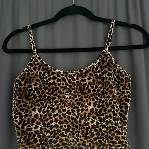 Snyggt leopard linne från SHEIN💖 säljer då den inte passar, använt få gånger så bra skick💖 köparen står för frakt!