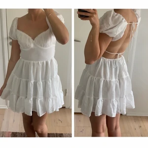 Sommarklänning - Perfekt vit sommarklänning från Princess Polly. Den är i nyskick med prislappen kvar och passar perfekt till midsommar. Storleken är justerbar med banden och passar därför också EU 36, kanske EU 38.