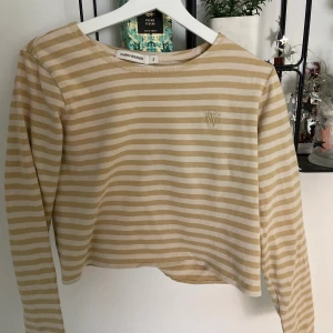 Long sleeve Carin Westee - Uppklippt och upsydd hemma, bra skick. 