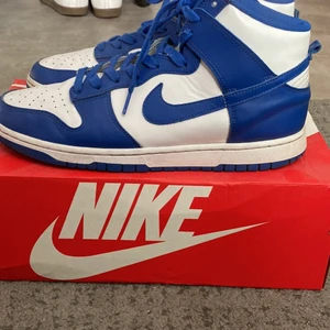 Nike dunk high - Jag säljer mina nike dunk high game royal i storlek 45,5. De är i bra skick och köpta från stockx. Kvitto och tags finns. Medela om ni har fler frågor. 