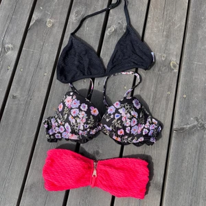Bikinis🥰 - Den svarta är helt ny i storlek xs/s💞 Blommig är i storlek 75B och är använd 1 gång men den är tyvärr för stor för mig.. Rosa är storlek 34 och är sparsamt använd💞 Blommig- 40kr, Svart-30kr, Rosa=såld!!!