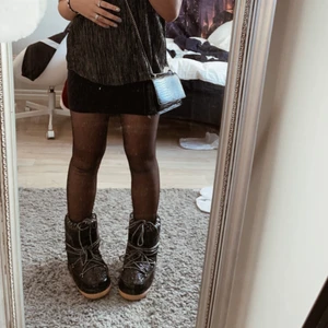 Moonboots  - Säljer nu mina fina glittriga ella cruz liknande moonbots!! Köpta för 900 på @adylara.shop och säljer för 500 + frakt. Endast använd 1 gång❤️❤️