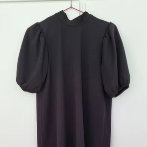 Zara klänning  - Zara black dress in the back you can tied a ribbon