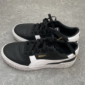 Puma sneakers - Pumas i storlek 40. Använt få gånger men jättebra skick!
