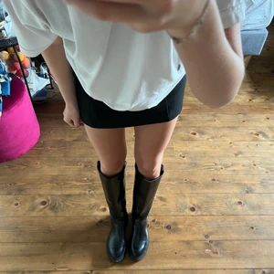 svarta boots - Säljer dessa snygga boots från hm, har för mig att jag köpte de för ca 700kr!! Har aldrig kommit till användning och därför säljer jag dem och därav nästan nyskick:)