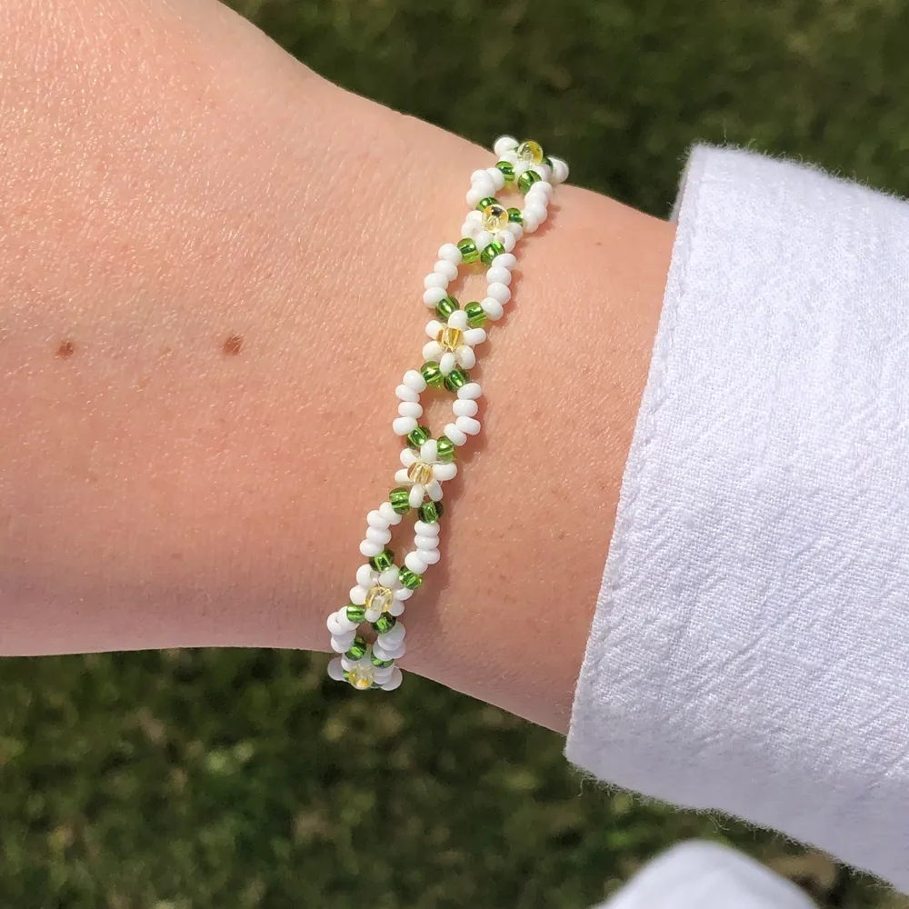 Pärlade armband med blommor går att önska färg och längd 🌸💗. Accessoarer.