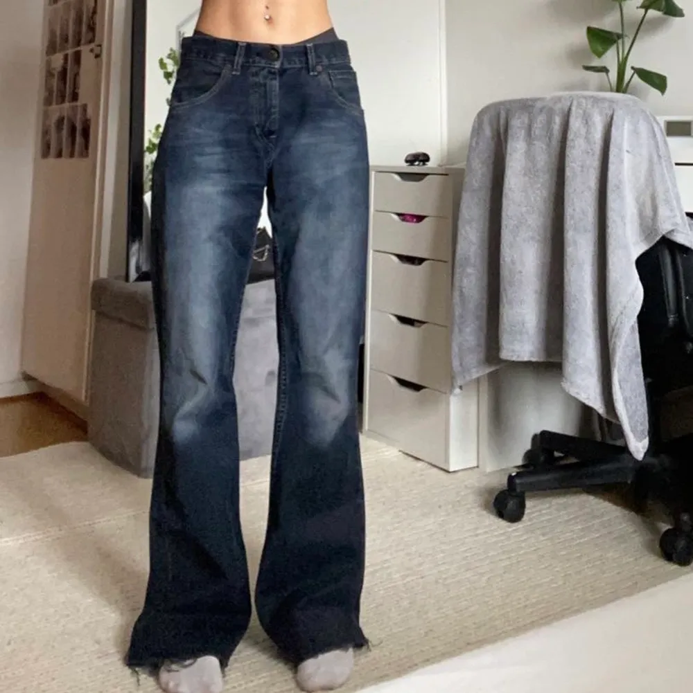 Säljer dessa Levi’s jeans i modellen 525. Midjemåttet är 27 och längden skulle jag säga är 30 eftersom dom är uppklippta. Dom är i bootcut modell med en relativt låg midja. Jeans & Byxor.