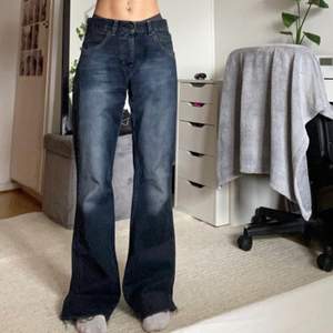Säljer dess Levi’s jeans i modellen 525. Midjemåttet är 27 och längden skulle jag säga är 30 eftersom dom är uppklippta. Dom är i bootcut modell med en relativt låg midja