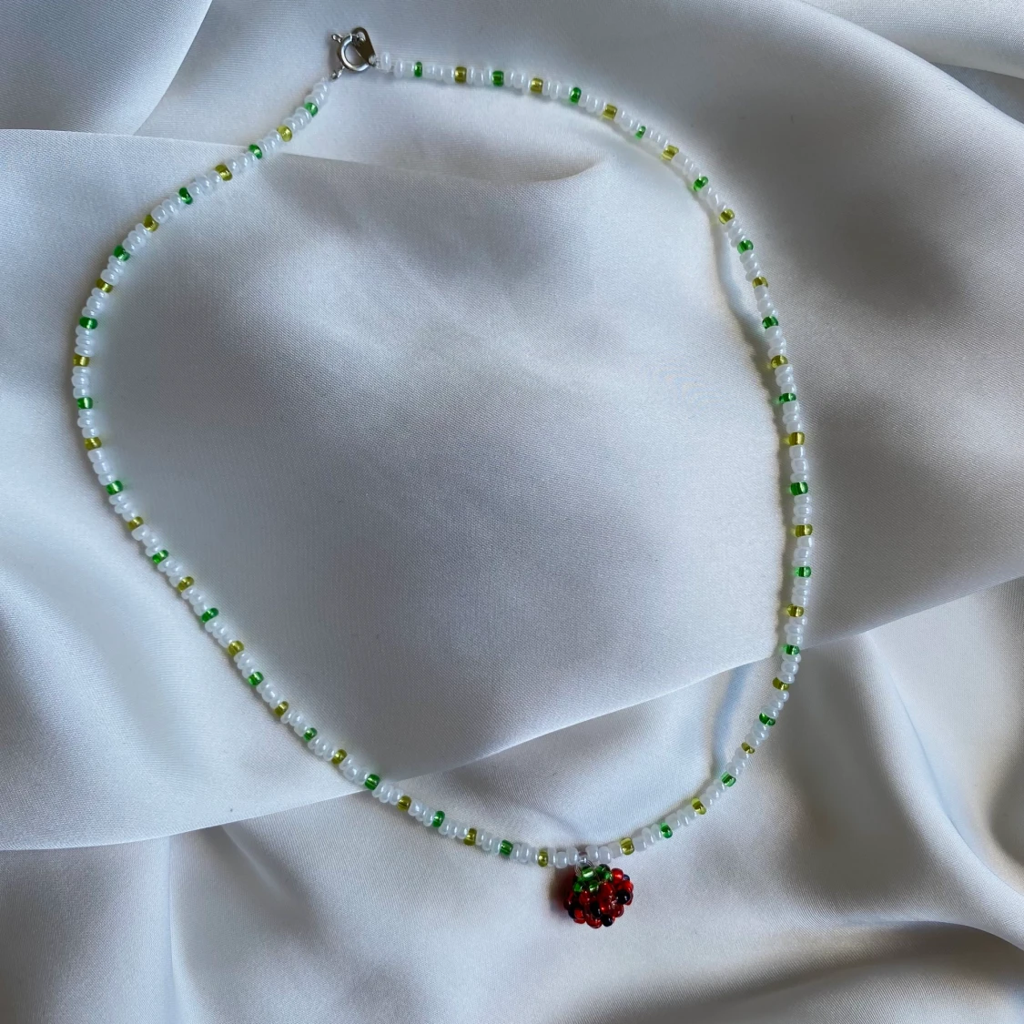 Pärlhalsband med smultron  - 90