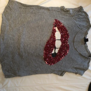 En topp - En mjuk topp. Har använt flera gånger. Passar storleken både M och L