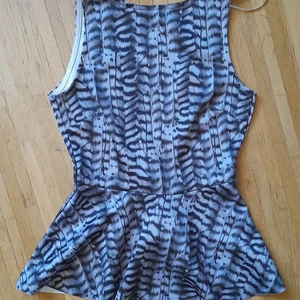 Gina tricot topp - Topp från Gina Tricot. Låg rygg o tight över bysten. 