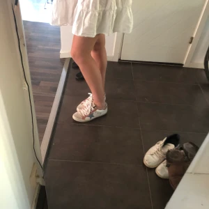 Liknande Golden Goose skor - Säljer dessa jättesnygga och väldigt liknande golden goose skor! Passar till allt och man får även till ett par silvriga snören till! Dem är använda fåtal gånger så dem är i bra skick! 💞💞 OBS köparen står för frakten!!